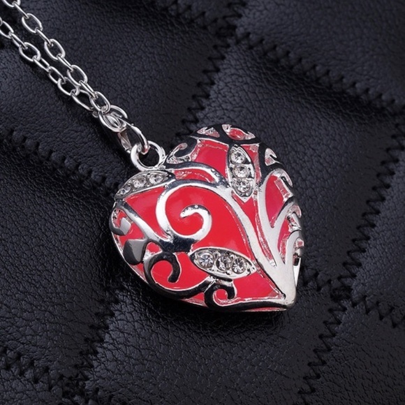 Luminous Red heart ❤️ Stone Pendant Necklace - Picture 1 of 1
